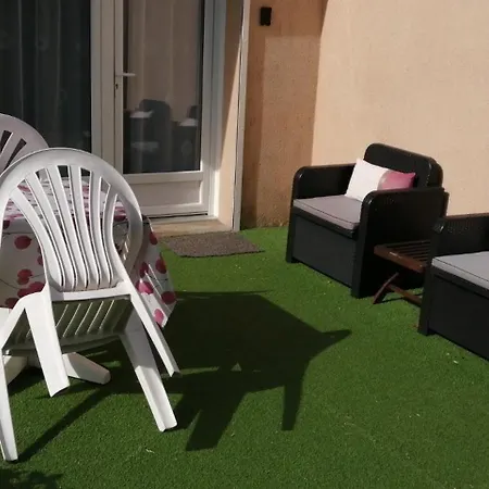 Duplex Rez-de-jardin 300m De Port, Commerces, شقة